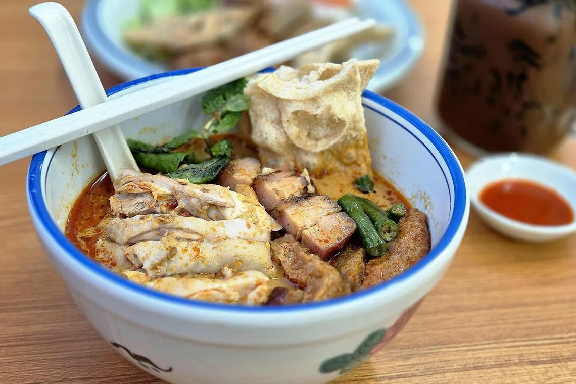 怡宝站的咖喱鸡面可一次过点鸡肉、叉烧和烧肉三种主料。（陈爱薇摄）