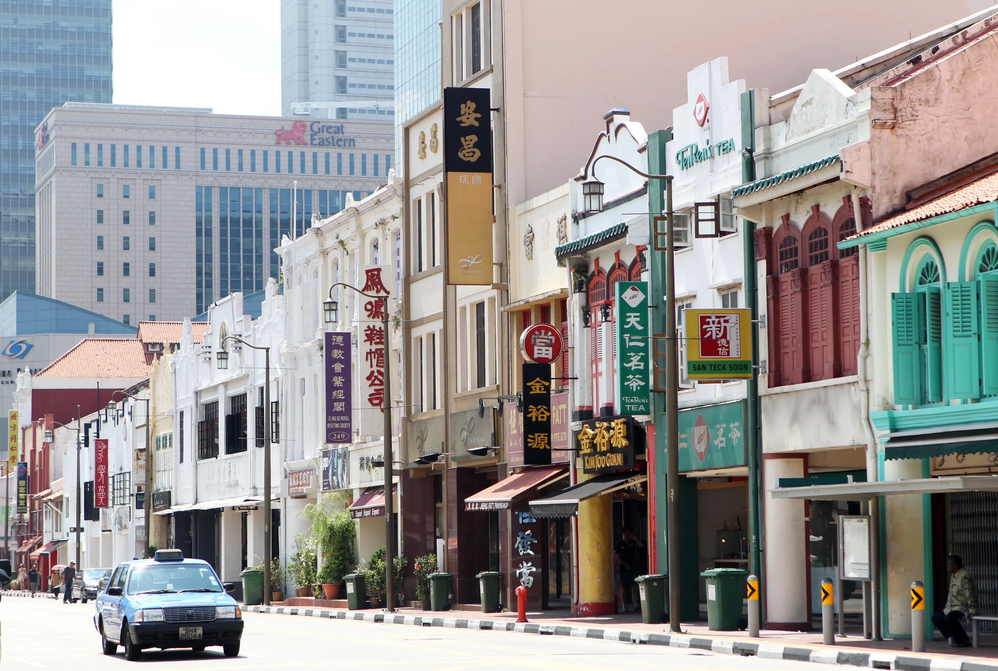 牛车水街道旁的旧式店屋不乏独具个性的小店以及历史悠久的老字号，吸引了许多本地人和海外游客。（陈渊庄摄）