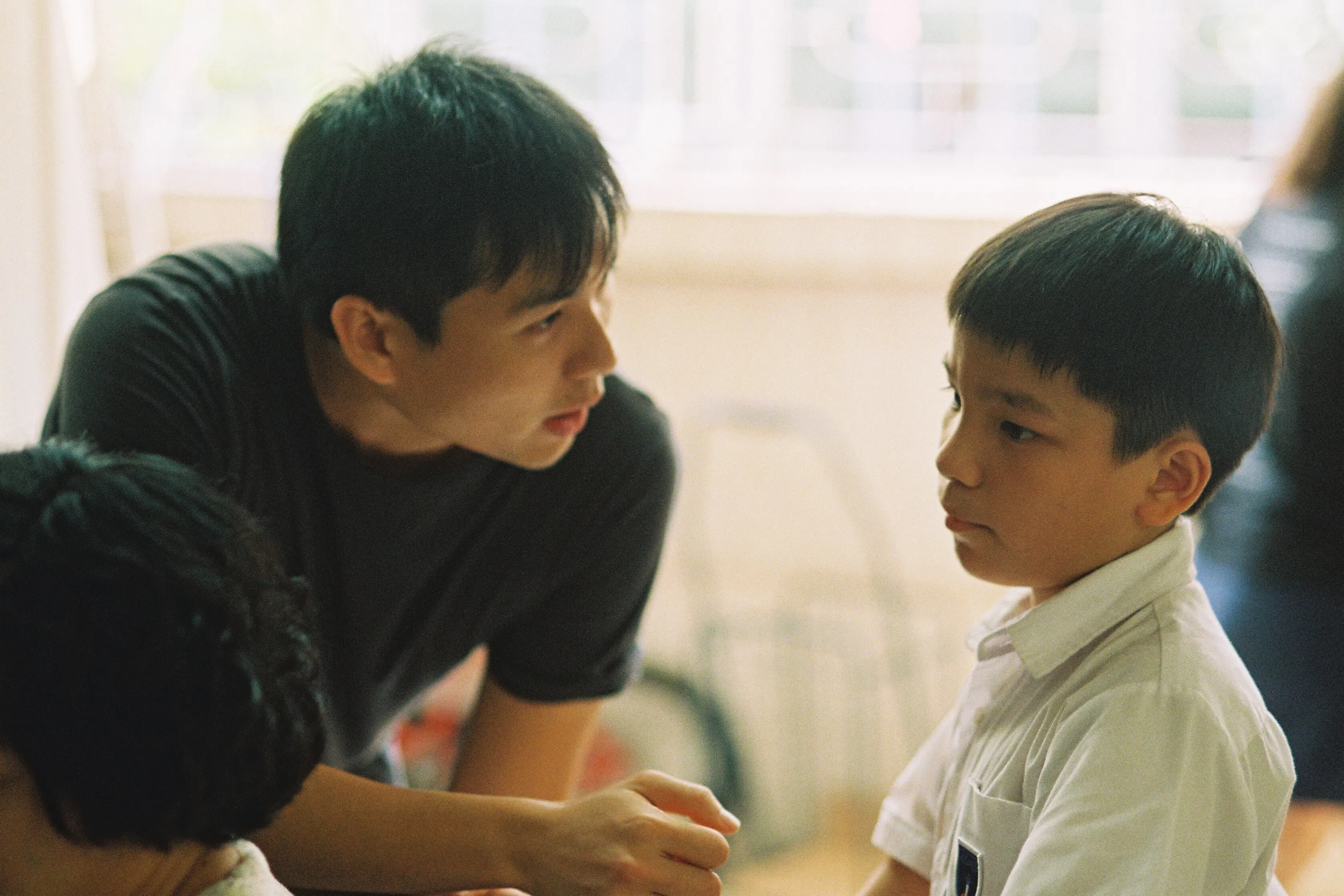 陈哲艺（左）从8000多个小学生中，选出许家乐演出《爸妈不在家》。（档案照）
