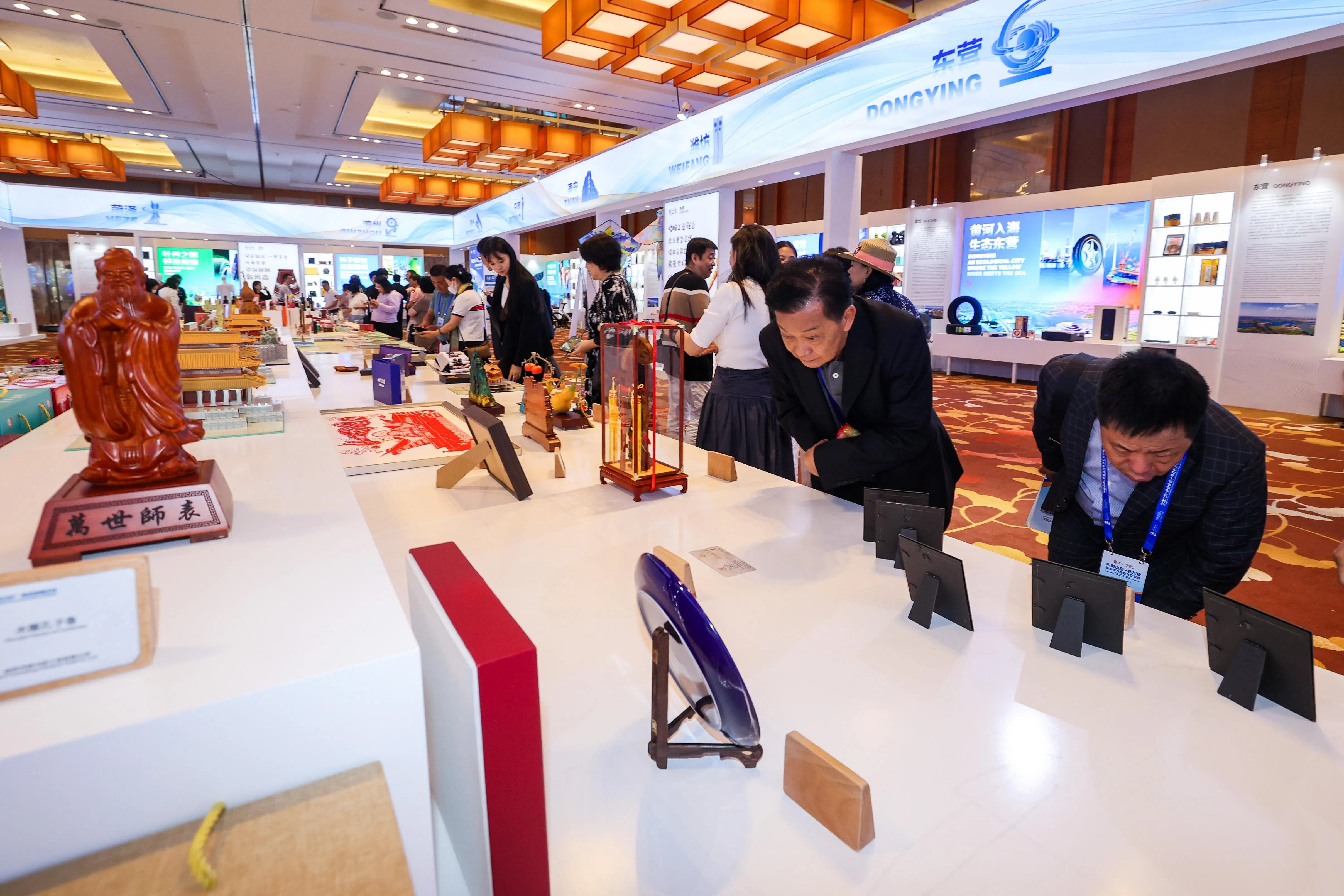 “好品山东”新加坡展示厅专门介绍山东省16个地级市，以及当地著名企业和特色产品。（陈斌勤摄）