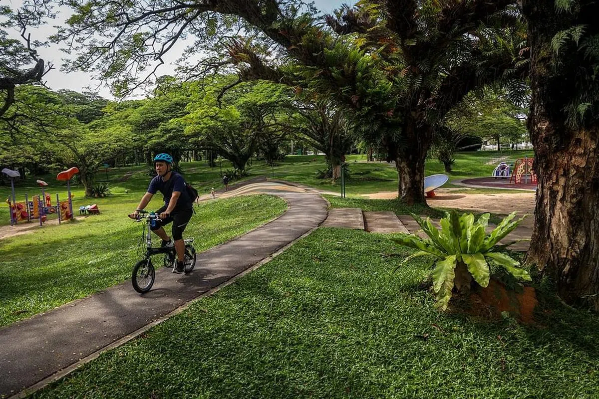 巴西立公园有许多游乐设施，若是一家大小一同骑行，这会是一个很好的休息点。（摄影 / 叶振忠）