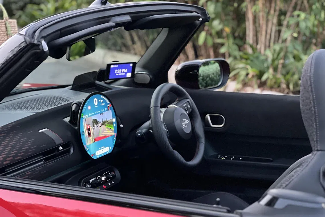 驾驶席设定偏高，视野良好。（吴庆康摄）