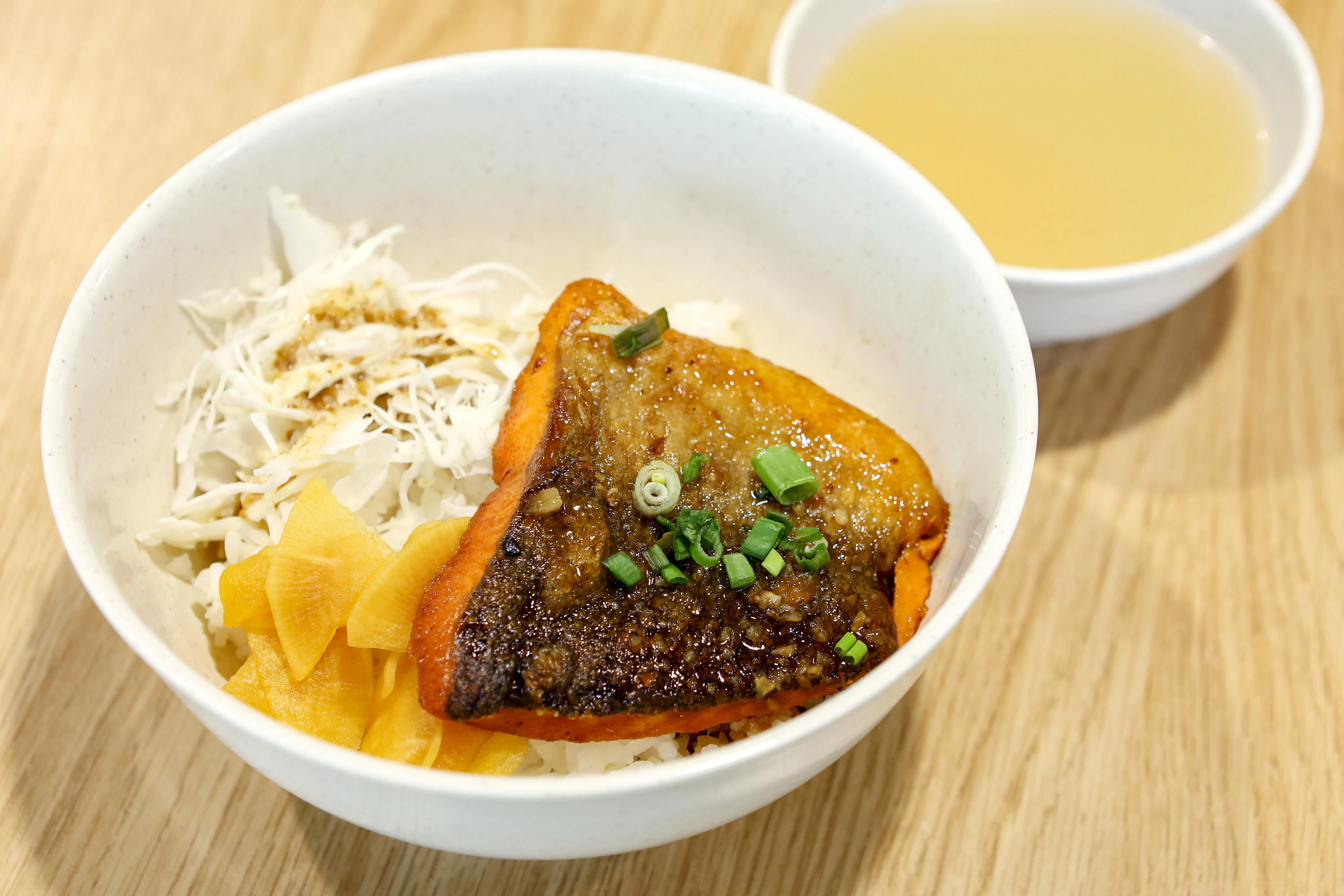 香煎三文鱼盖饭，鱼肉外酥里嫩，简单好味。（特约李姿仪摄）