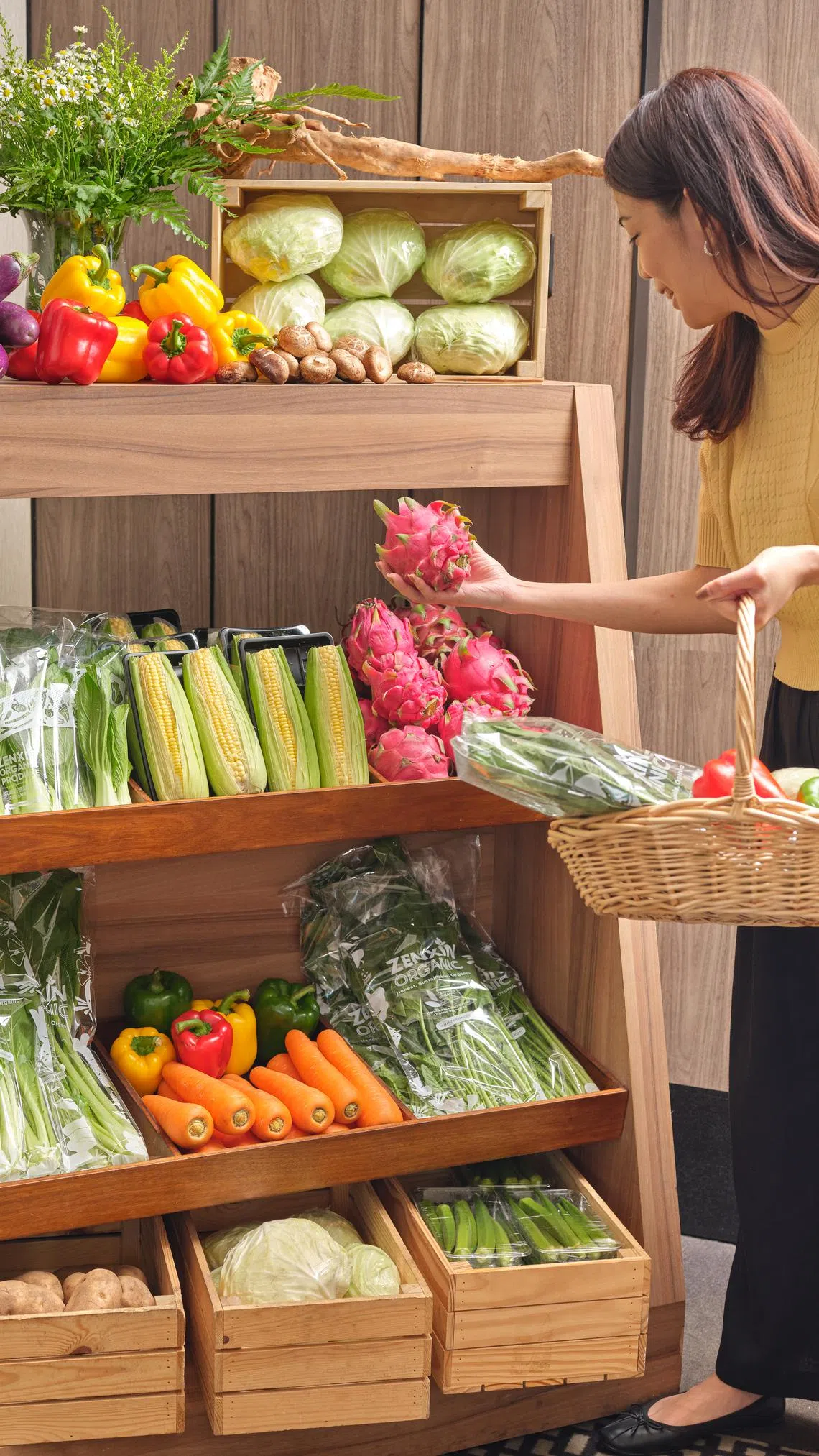 四川豆花饭庄和诚兴有机食品合作，在餐馆摆设有机蔬果架。（餐馆提供）