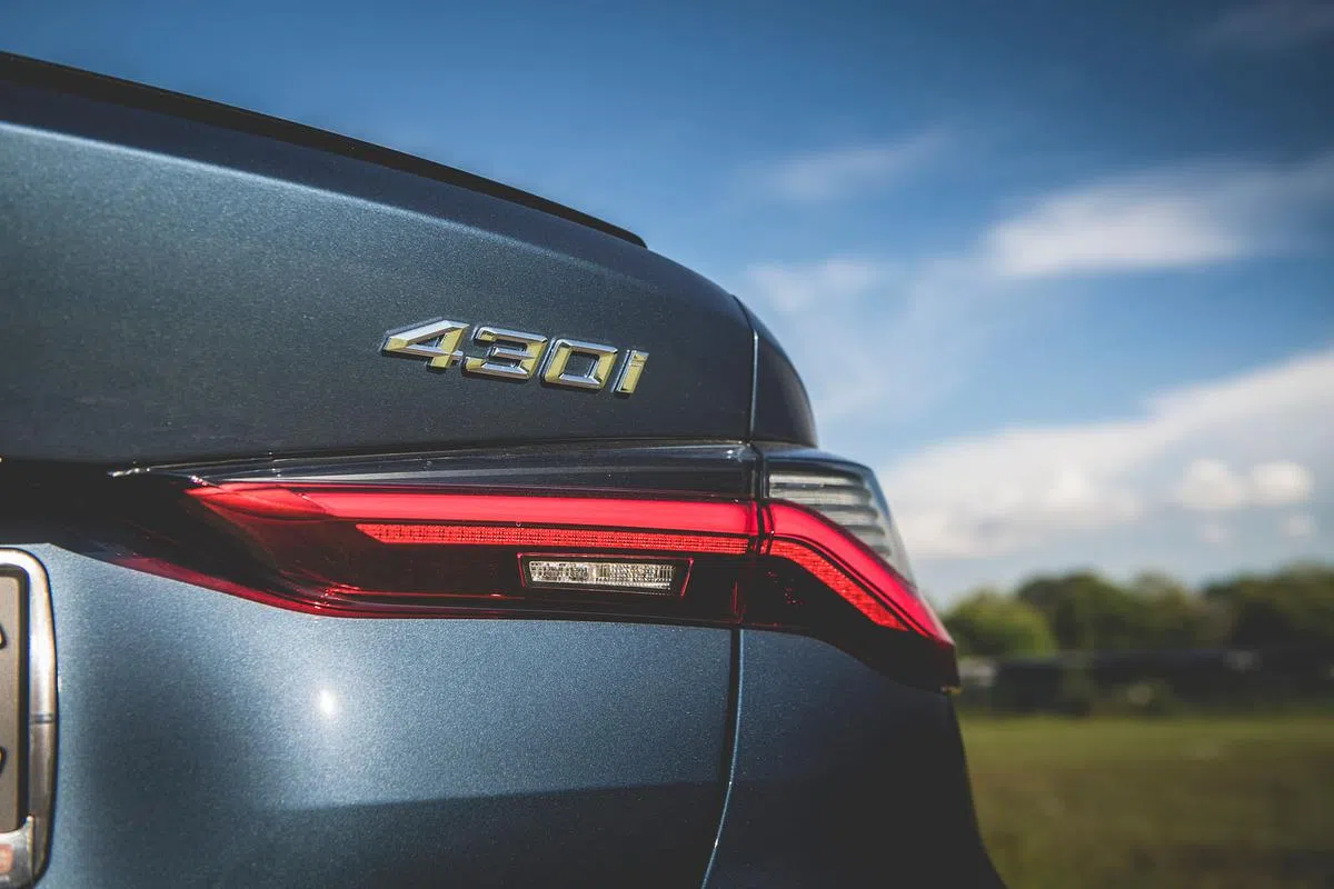 时尚细长的全LED尾灯一直延伸到两侧。