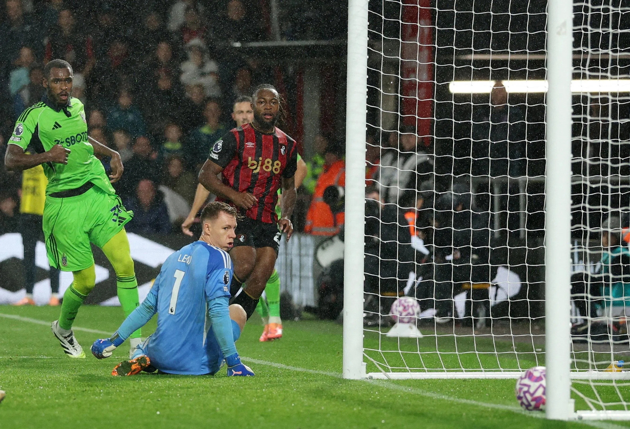 塞梅尼奥（红黑衣）的小角度破门让富勒姆门将莱诺（蓝衣）鞭长莫及。（路透社）