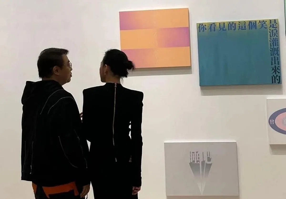 小S（右）去看蔡康永的创作展，在社媒贴出两人背影合照。（互联网）
