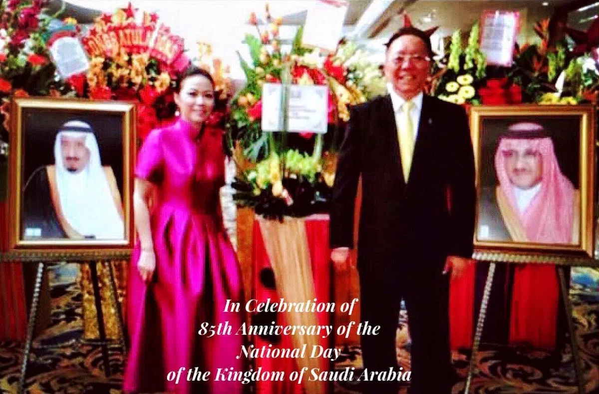 尤妮（左）受邀参与和提供花礼给在本地庆贺沙地阿拉伯85周年国庆日的活动。（尤妮提供）