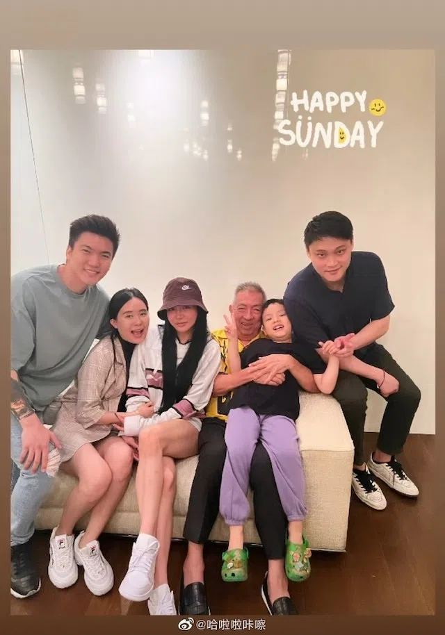 林慧俐（左三）和前夫（右起）、儿子、父亲合影。（取自instagram）