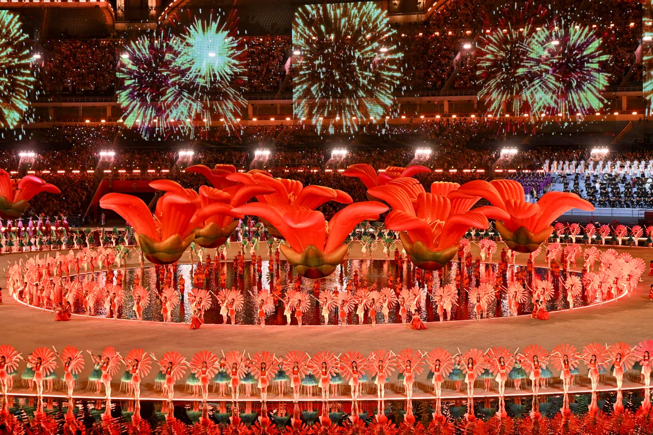 中国全国运动会开幕式星期天（11月9日）晚间在广东奥林匹克体育中心举行。图为现场文体展演。（中新社）