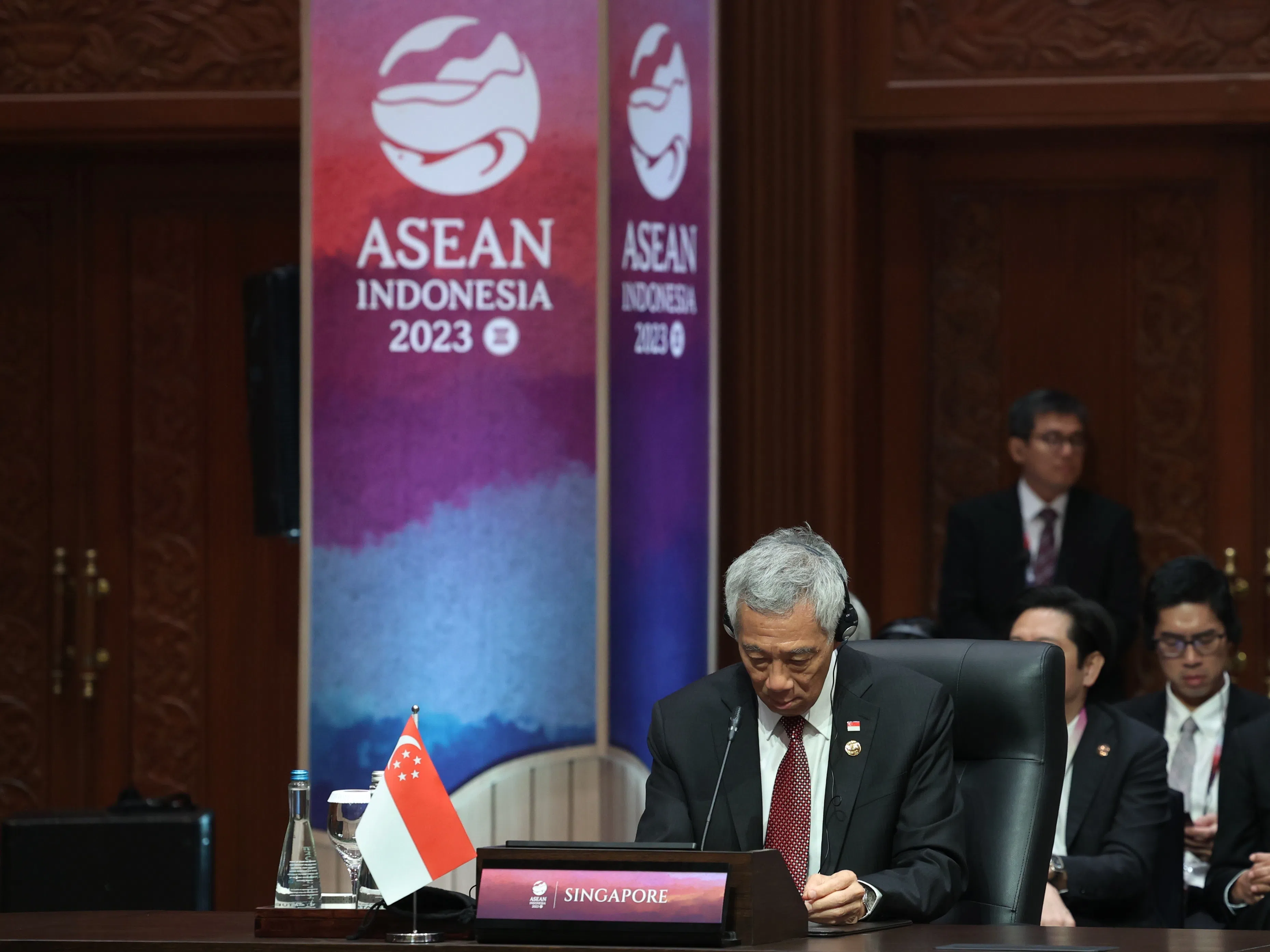 李显龙总理出席第43届亚细安峰会全会。（通讯及新闻部提供）