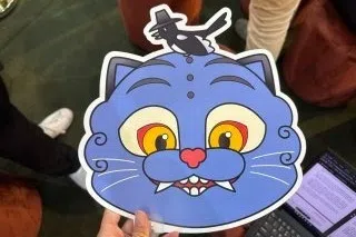 COP30韩国馆向与会者分发扇子，用于解暑。（蔡玮谦摄）