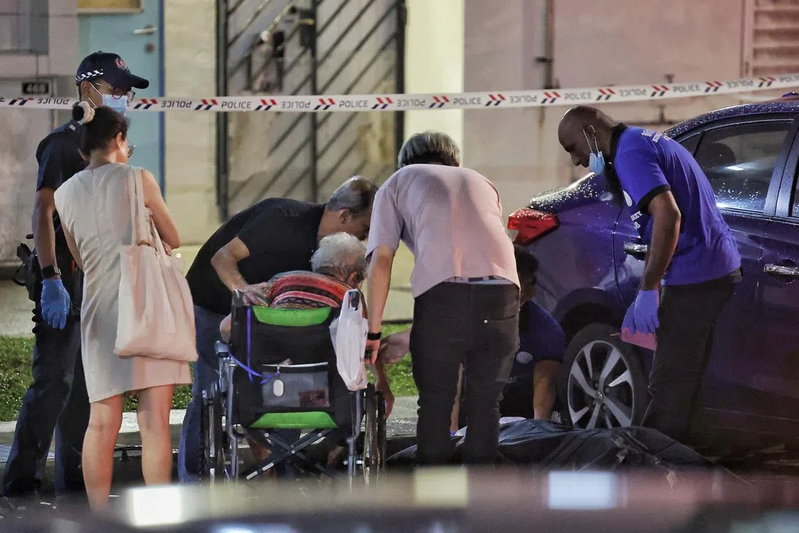 仵作等到轮椅老妇到场后，打开袋子让她看遗体 。（徐颖荃摄）