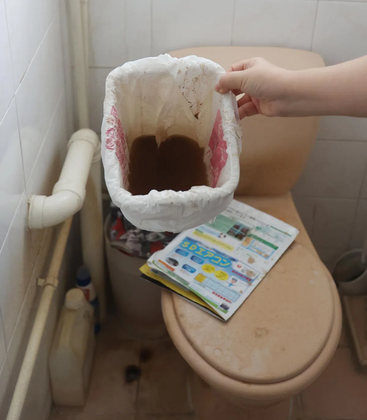 黄女士暂时用桶接水应急。（刘启成摄）