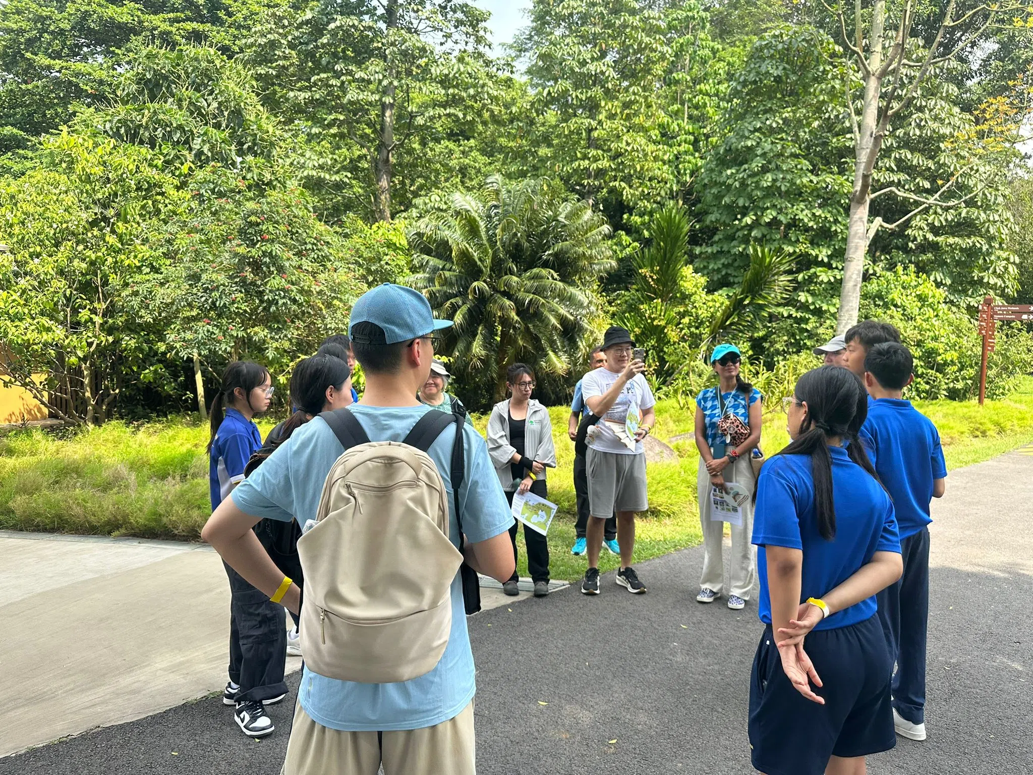 配合一年一度的乌敏岛日，德新中学的学生带公众导览乌敏岛，了解岛上的自然生态与文化遗产。（受访者提供）