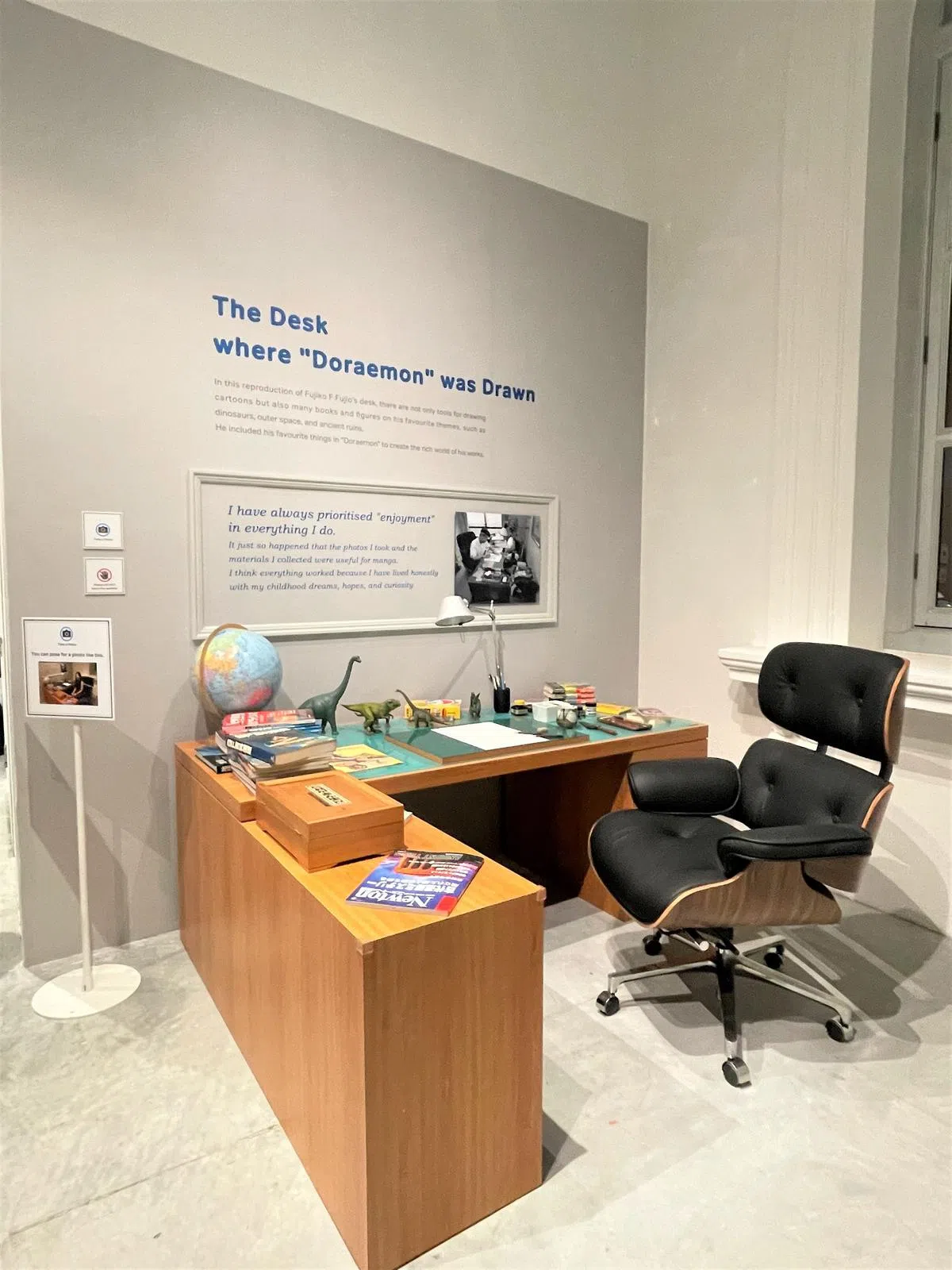 展览还原了藤子不二雄的书桌供人打卡（图/MANGA DORAEMON Original Drawings Exhibition ©Fujiko-Pro / Photo credit: zaobao.sg)。