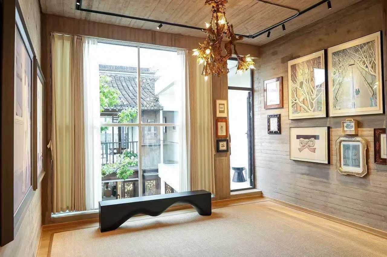 “繁花书房”二楼展示金宇澄的绘画创作。（金宇澄提供）