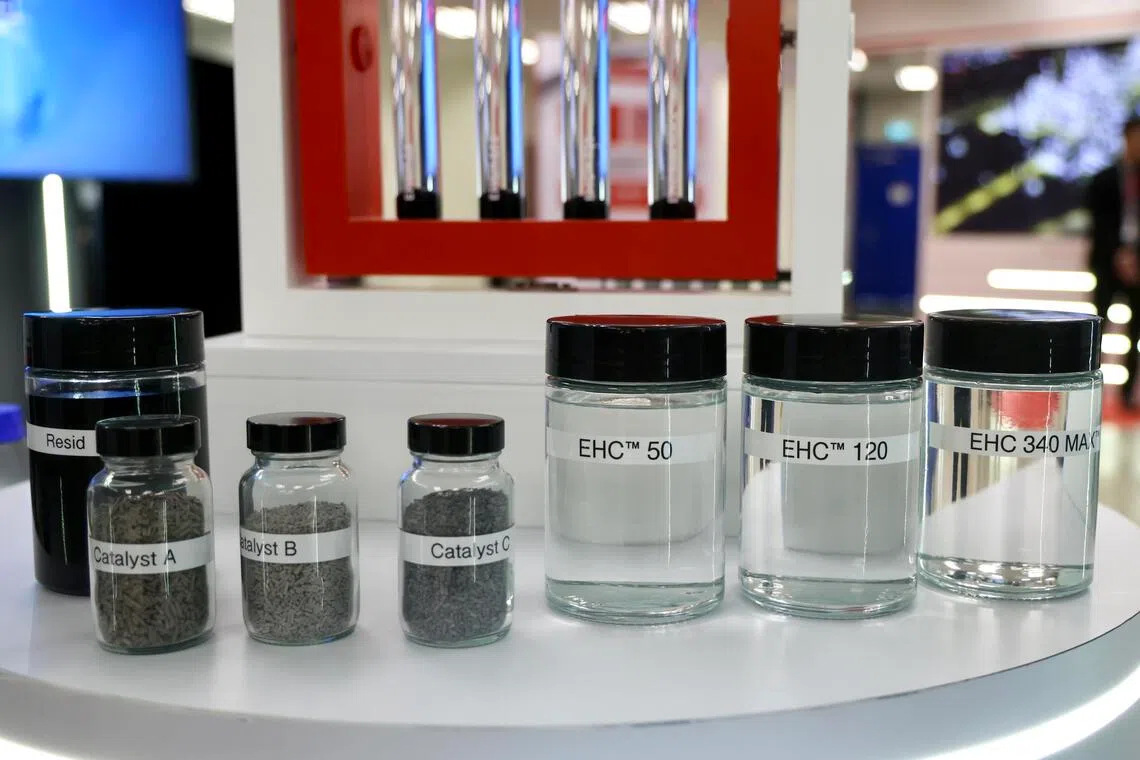 新设施可通过一系列催化剂（灰色粉末），把左侧漆黑的废油，转化成右侧澄清如水的基础油，且具有较高粘度。（陈斌勤摄）