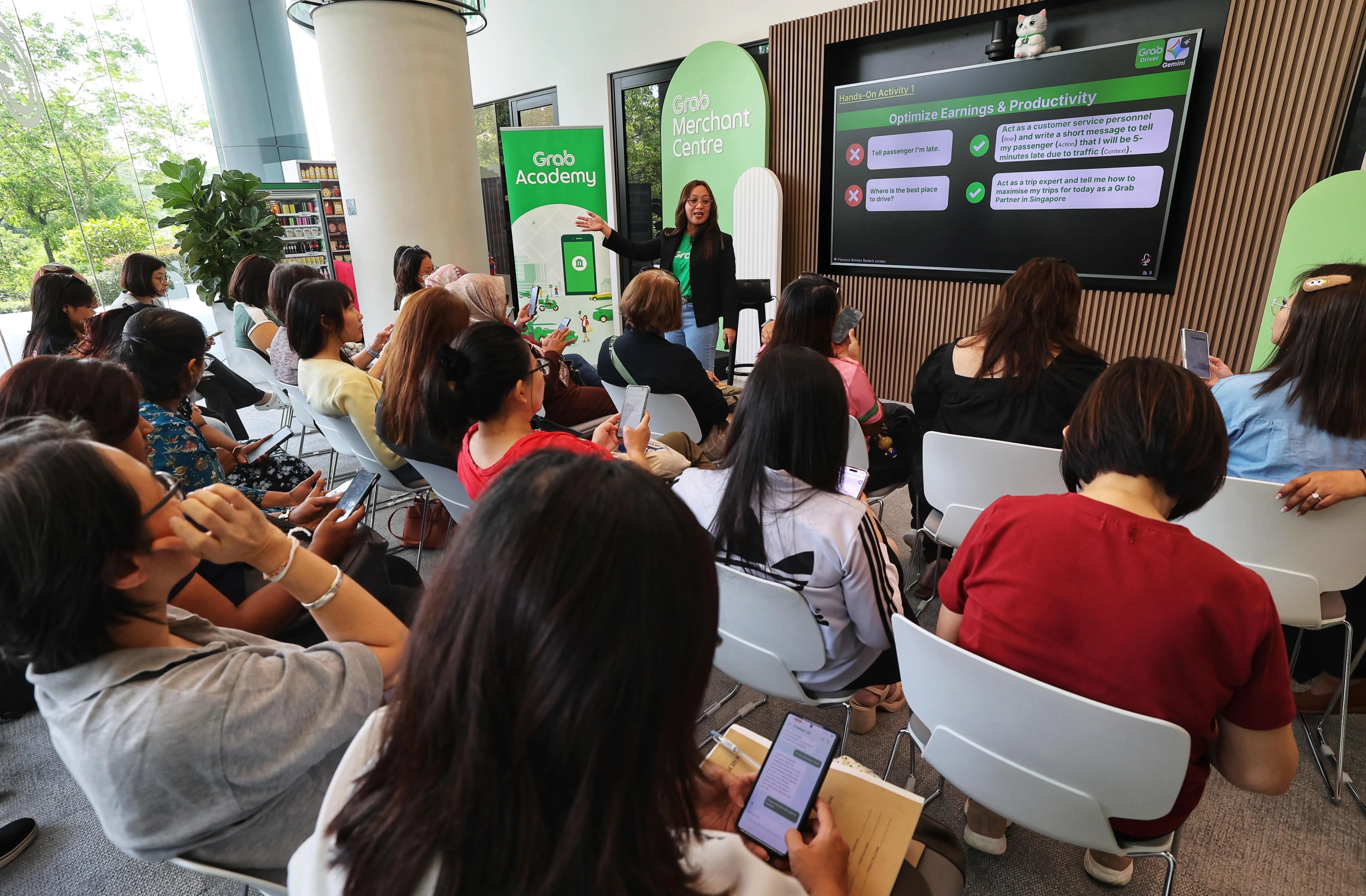 Grab组织与能力发展首席执行长王沁滢说，企业要真正用好人工智能，关键不只是引入技术，而是让员工在工作中实际使用，并把学习视为工作的一部分。图为Grab旗下学习与能力发展平台“GrabAcademy”，星期四为配送员举办人工智能技能工作坊。（萧紫薇摄）