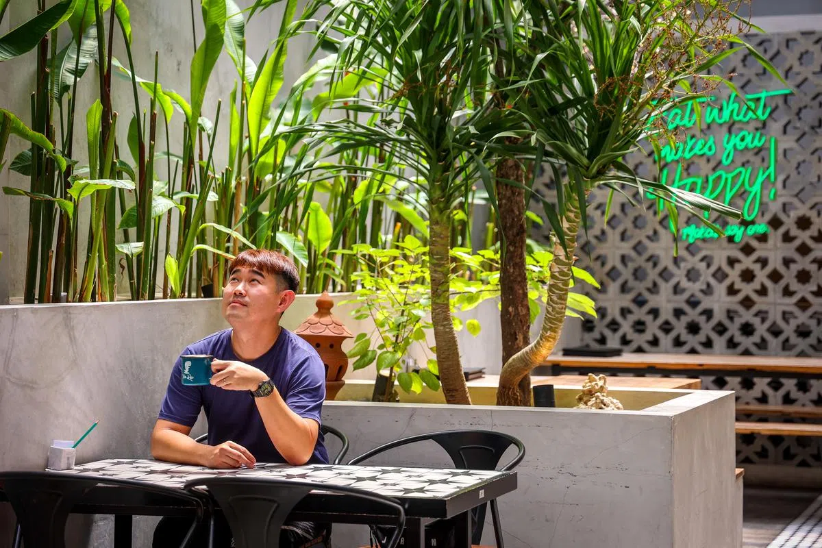 阳光从天井洒下，这家弥漫着咖啡香的快餐连锁是个价廉物美的好选择。（摄影 / 叶振忠）