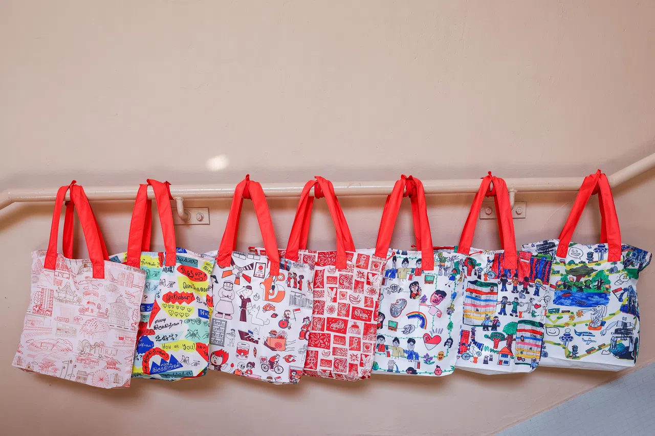 国庆礼包七款图案将印在以再生聚酯纤维制成的托特包上，这些图案设计（左起）的主题是勇气、开放、坚韧、多元文化、贡献、关怀，以及未来。（白艳琳摄）