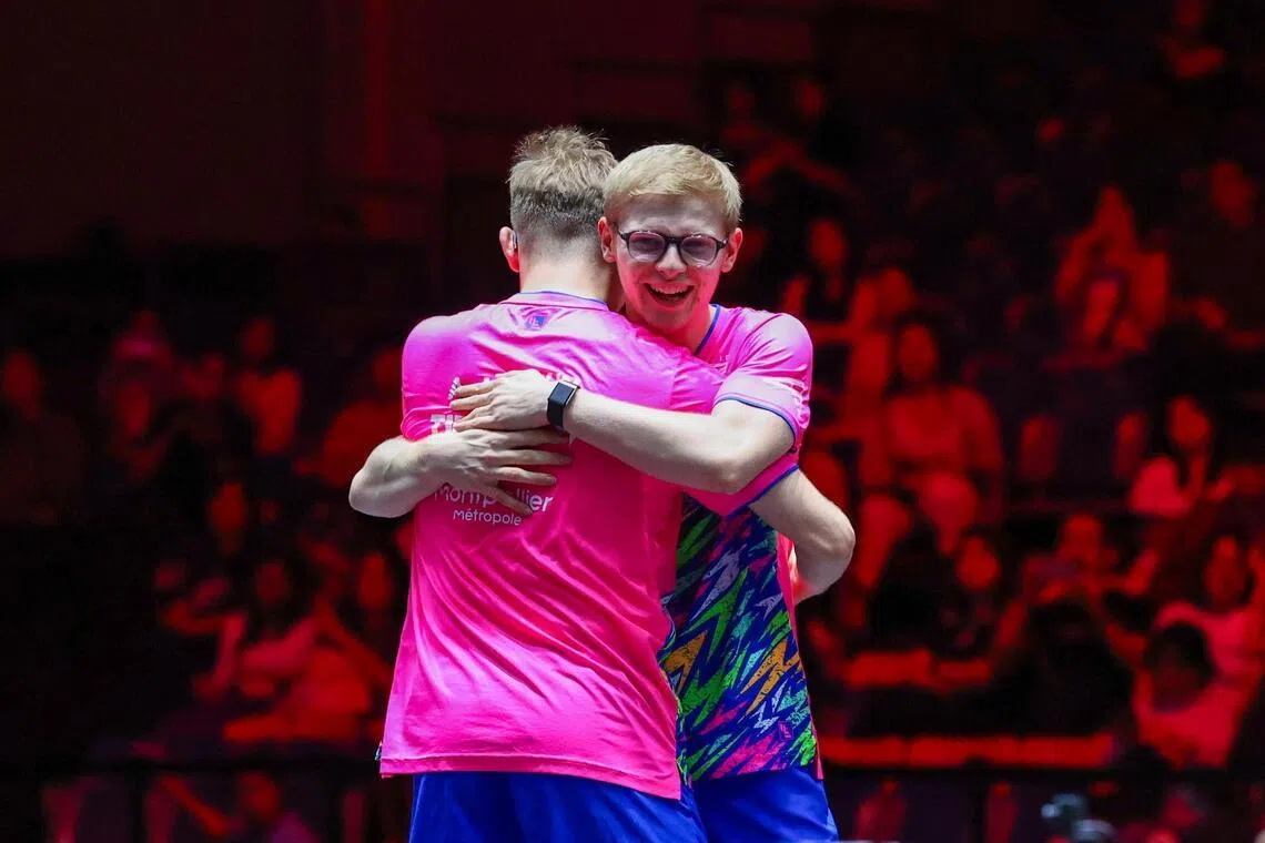 赢得男双冠军后，勒布伦兄弟拥抱庆祝胜利。（吴先邦摄）