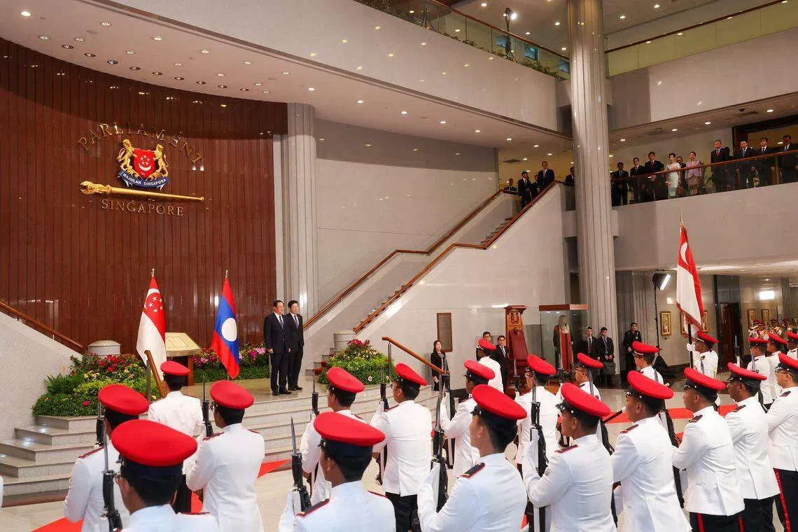 由于总统府正在翻新，为宋赛举行的欢迎仪式在国会大厦进行。宋赛（左）随后也与黄循财总理一起见证两国的谅解备忘录签署仪式。（蔡家增摄）