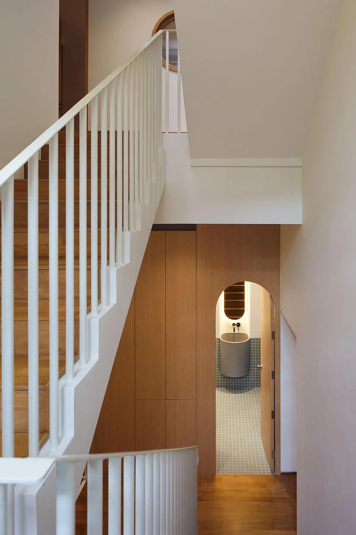 弧形门开向弧形镜子，赏心悦目。