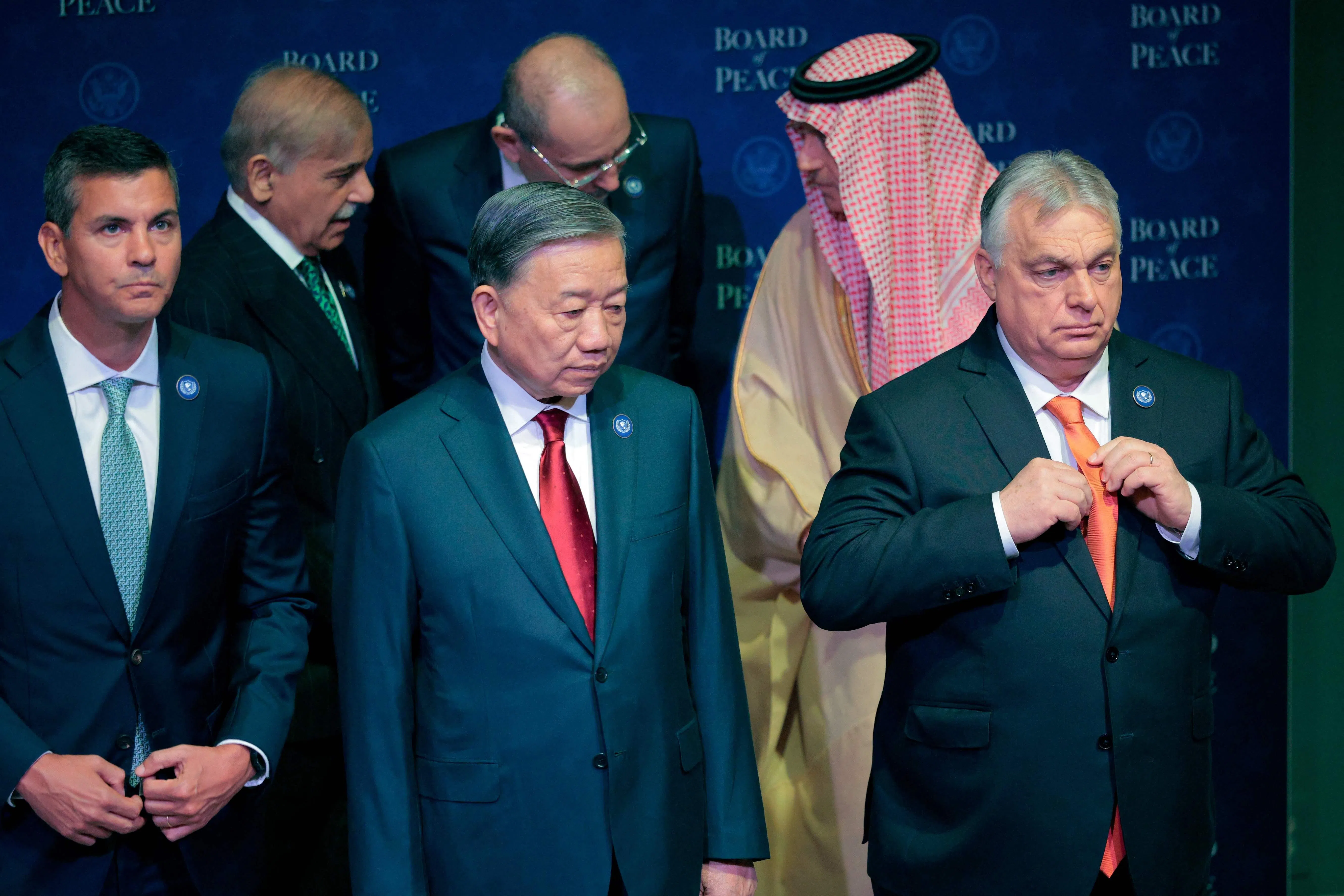 2026年2月19日，在美国华盛顿特区举行的“加沙重建和平委员会”首次会议上，越共总书记苏林（中）与匈牙利总理欧尔班（右）一起等待美国总统特朗普抵达。（法新社）