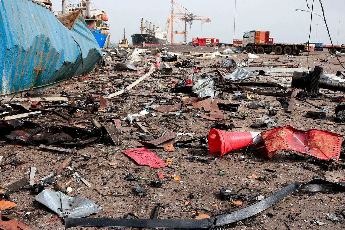 也门红海城市荷台达港7月20日遭以色列战机空袭后，码头地面布满瓦砾碎片。（法新社）