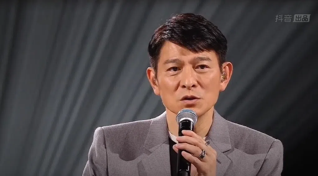 刘德华2022年在抖音举行《把我唱给你听》直播，整场演出获得3亿5000万人次观看。（互联网）
