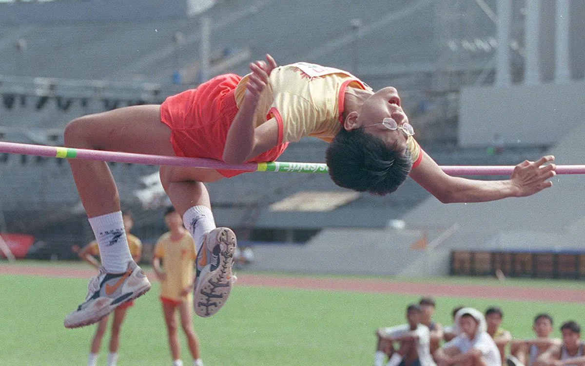 1998年中学校际田径赛男丙跳高决赛中，华侨中学好手罗民豪（图中选手）虽然没有打破大会纪录，却仍成功获得金牌。他与同校的林达顺尝试打破保持四年的大会纪录。大会纪录为1米81，而两人在跳过1米78的高度后，都尝试了1米82的高度，却没有成功。因此，大会以两人跳过1米78高度时的表现决出胜负。罗民豪第二次试跳就成功跨越，林达顺则是第三次才成功，因此罗民豪夺冠。（图/联合早报）