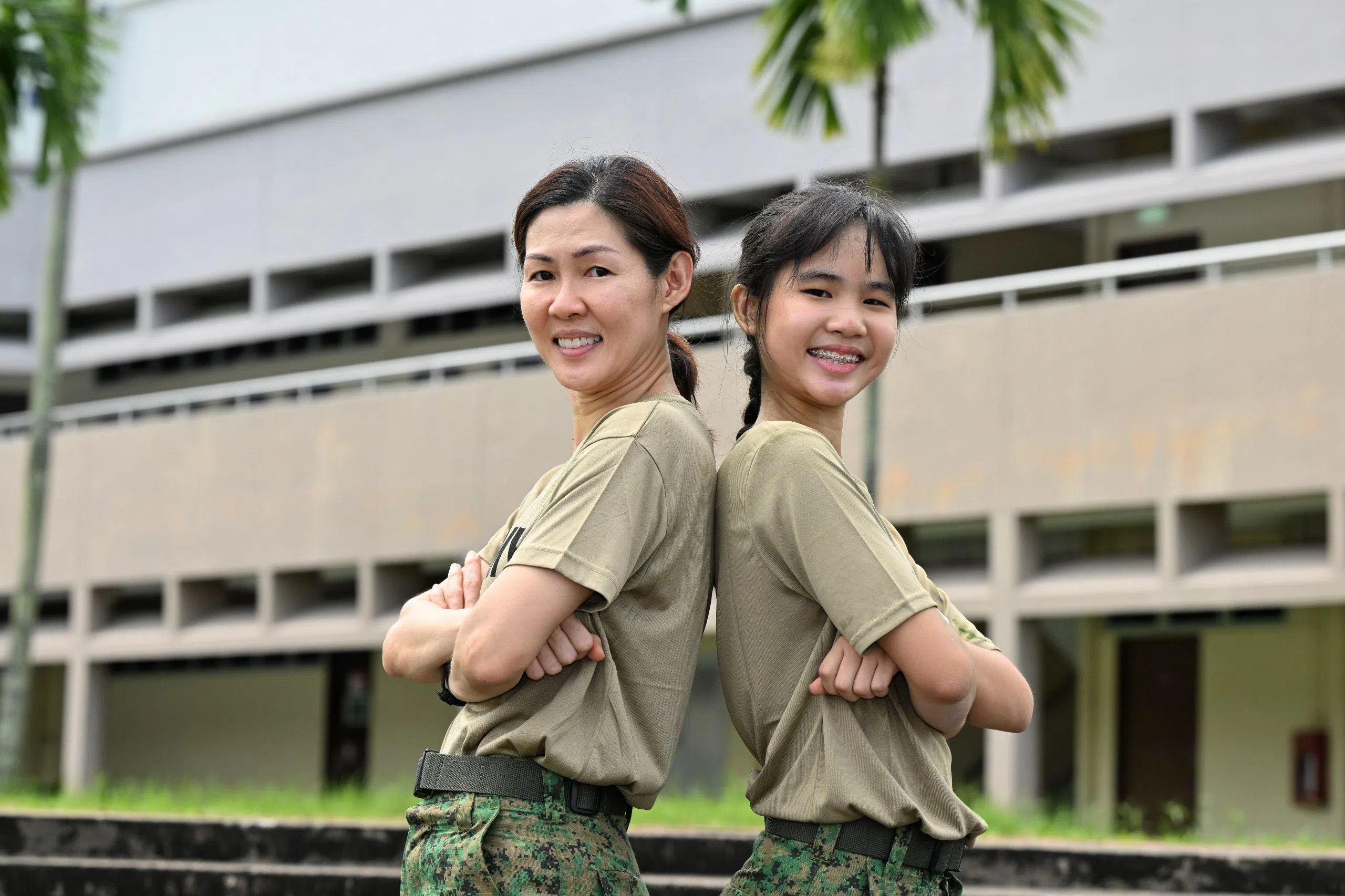 黄畴玲（左）携三女儿林思恩一起报名参加女子军训体验营。热爱运动的她常和女儿一起跑步和骑脚踏车等，她坦言最喜欢的体验是障碍挑战训练，感觉就像成功挑战了韩国综艺《体能之巅：亚洲大挑战》。（国防部提供）