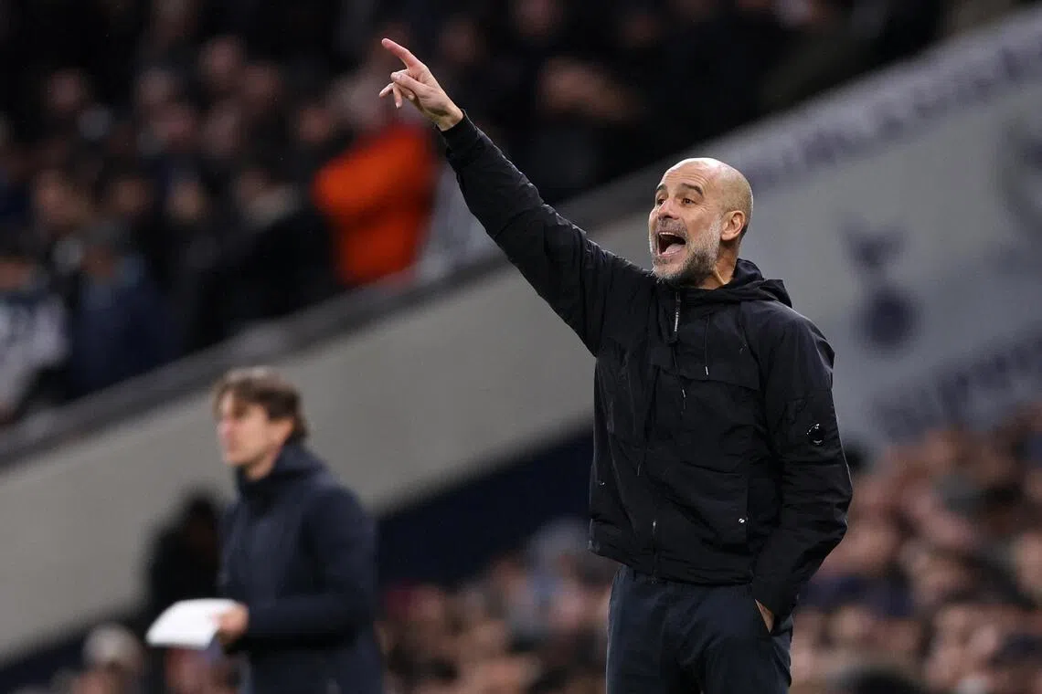 曼市主帅瓜迪奥拉（右）不满裁判判给热刺进球，还因抗议吃到黄卡。（路透社）