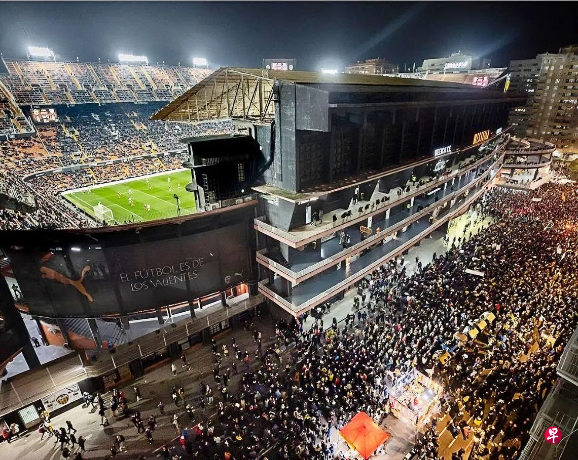 对球队老板林荣福诸多不满巴伦西亚球迷发三语海报抗议| 联合早报