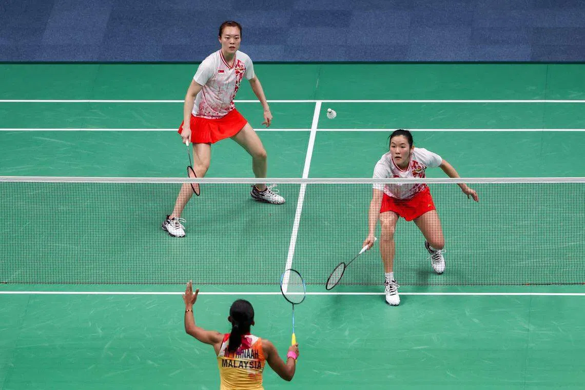 我国女双金羽佳（白衣，左）和黄嘉盈不敌马来西亚组合。（陈渊庄摄）