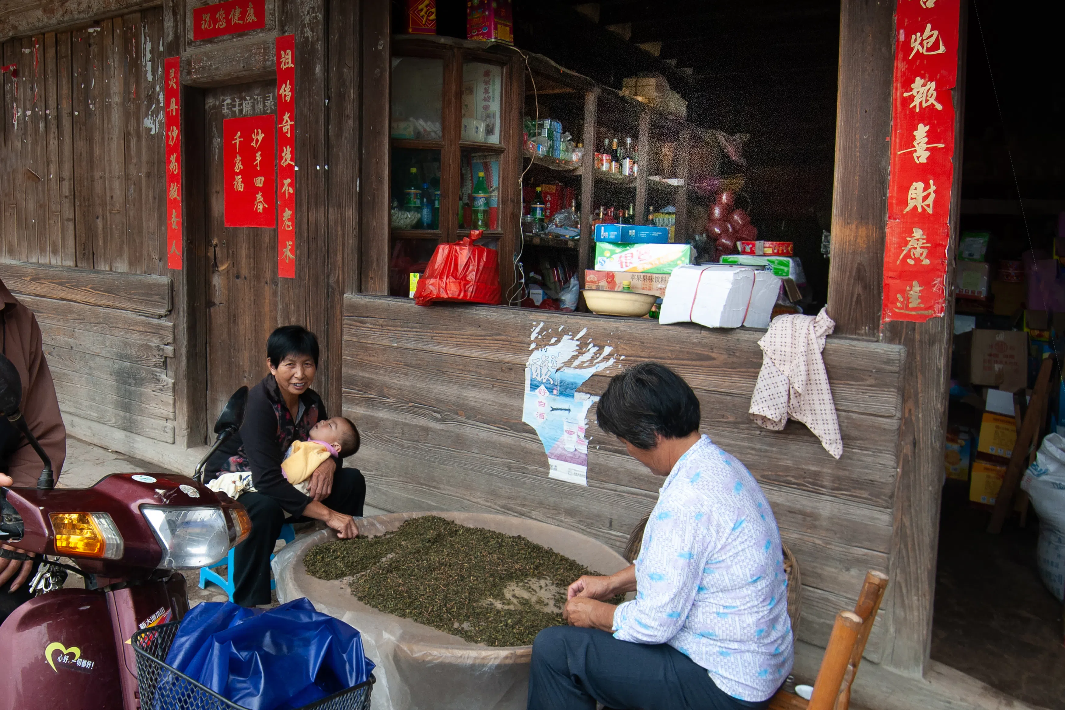在土楼里卖杂货。