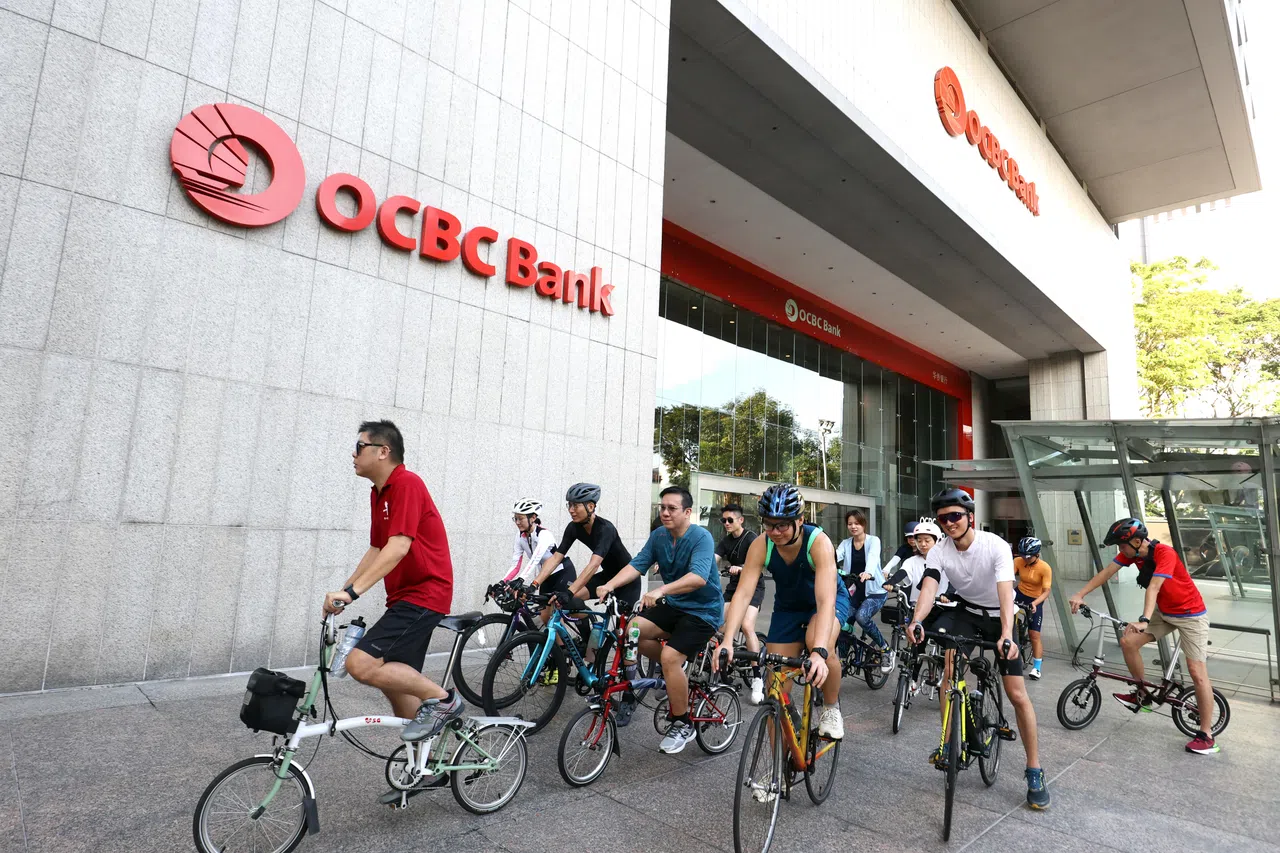 体育主任杨全龙（左）与读者和早报团队一起骑车从华侨银行大厦广场出发。（邝启聪摄）