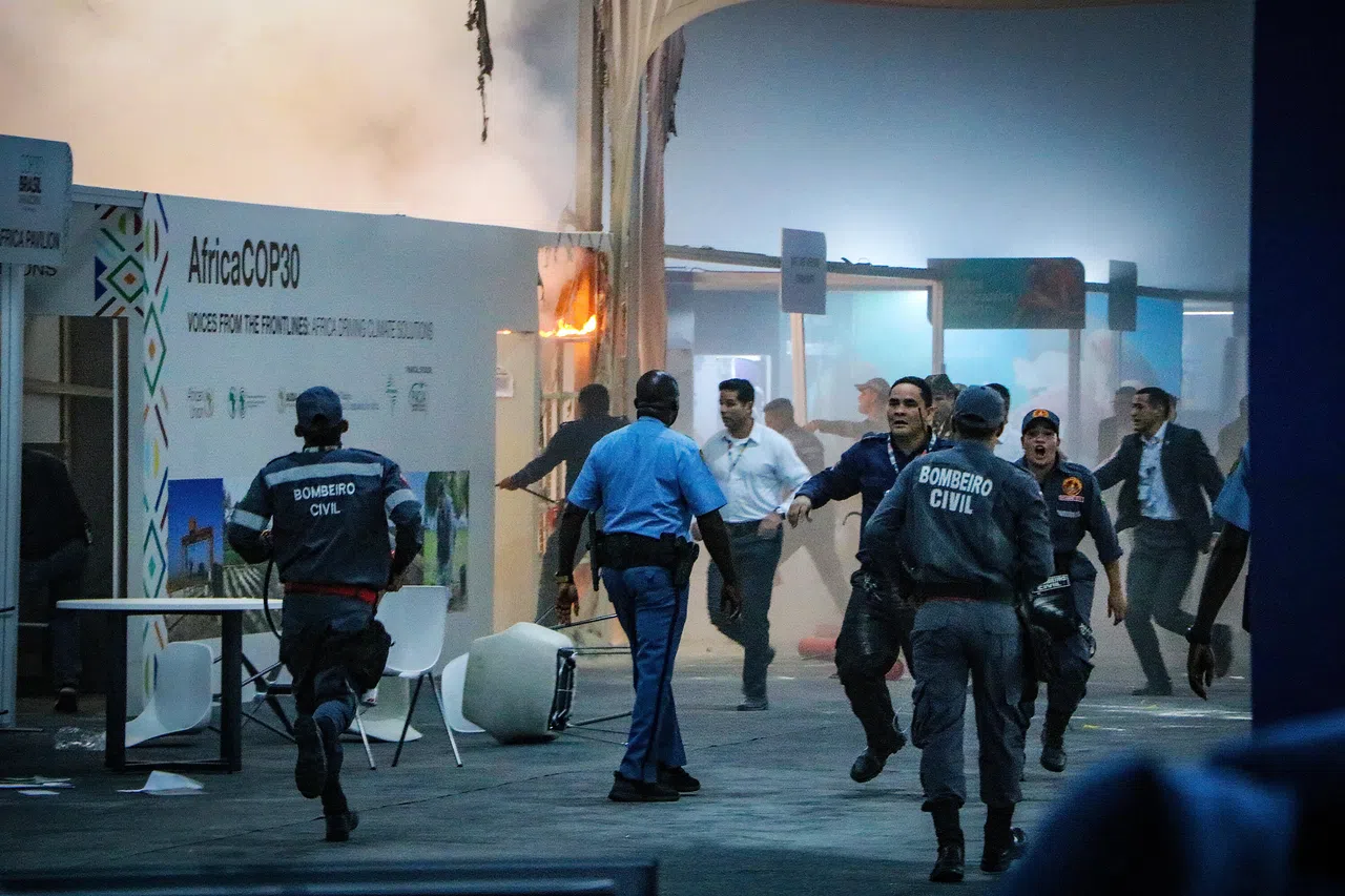 COP30非洲馆星期四下午被大火吞噬，冒出滚滚浓烟。保安迅速到场指示与会者离场，并用灭火器救火。（蔡玮谦摄）
