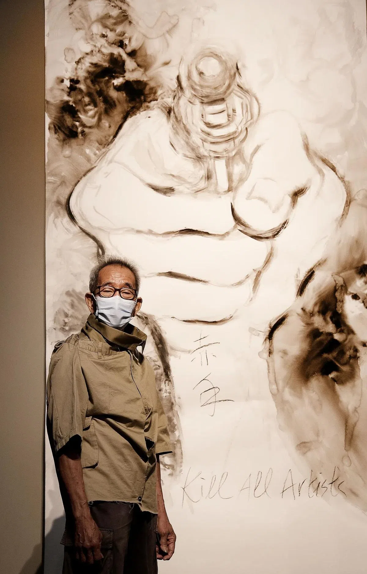 在人人想当艺术家的时代，唐大雾《赤手》带出他人“杀死所有艺术家”的行径。（曾坤顺摄）