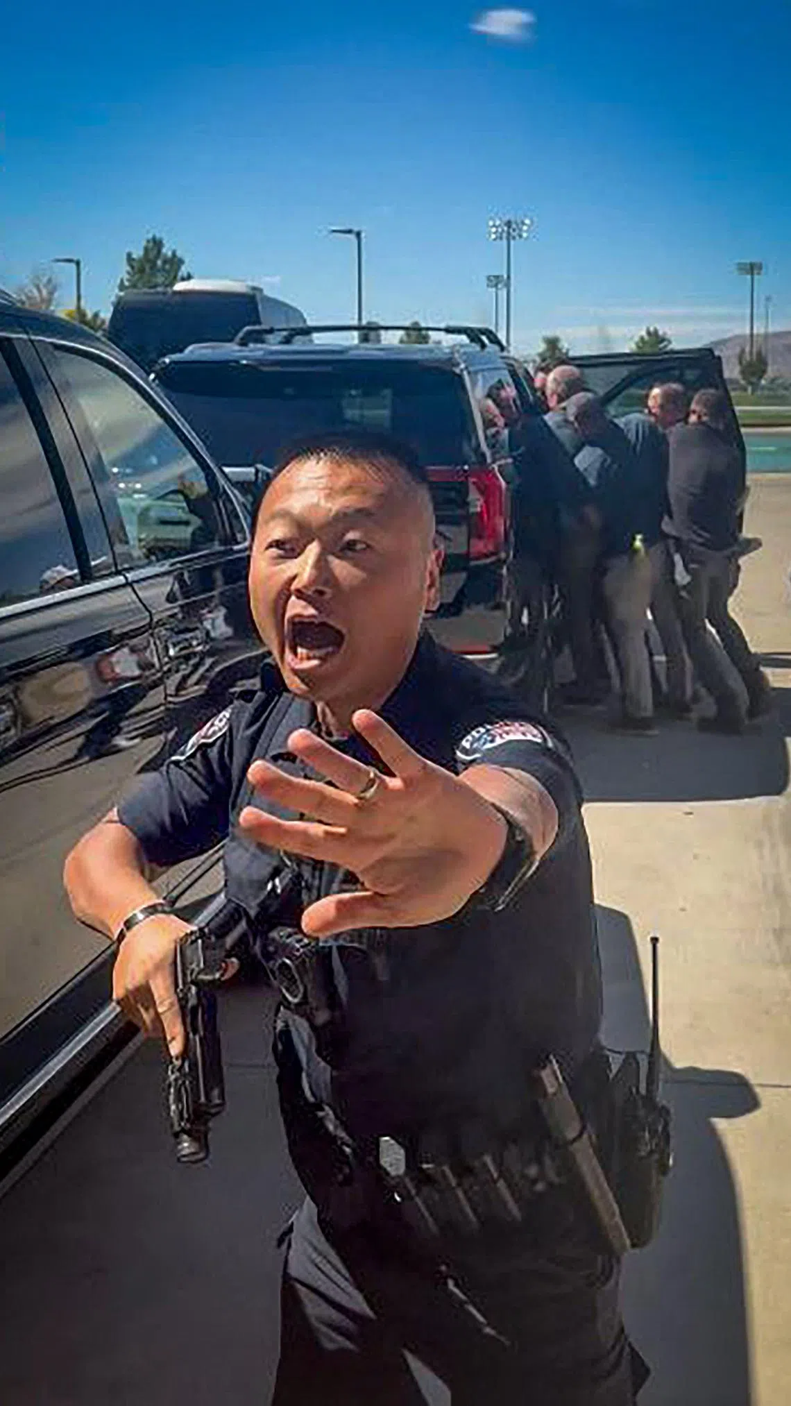 柯克在犹他谷大学演讲时突遭枪杀，聚集了3000人的会场顿时大乱。图为警方阻止人群靠近柯克倒下的地方。（法新社）