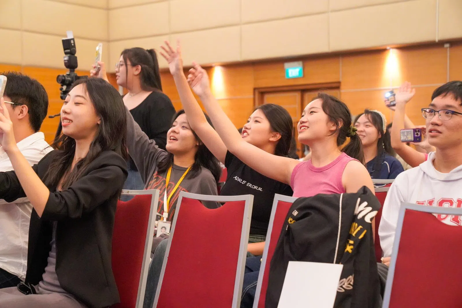 颁奖典礼游戏环节，大家都热情参与。（杨槟恺摄）