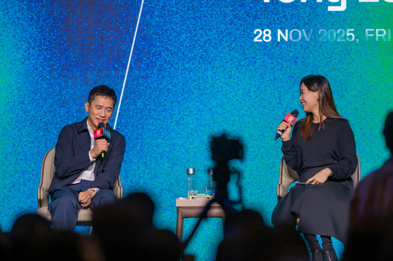 影帝梁朝伟（左）来新出席SGIFF36讲座对谈。（新加坡国际电影节提供/SWKIT摄）