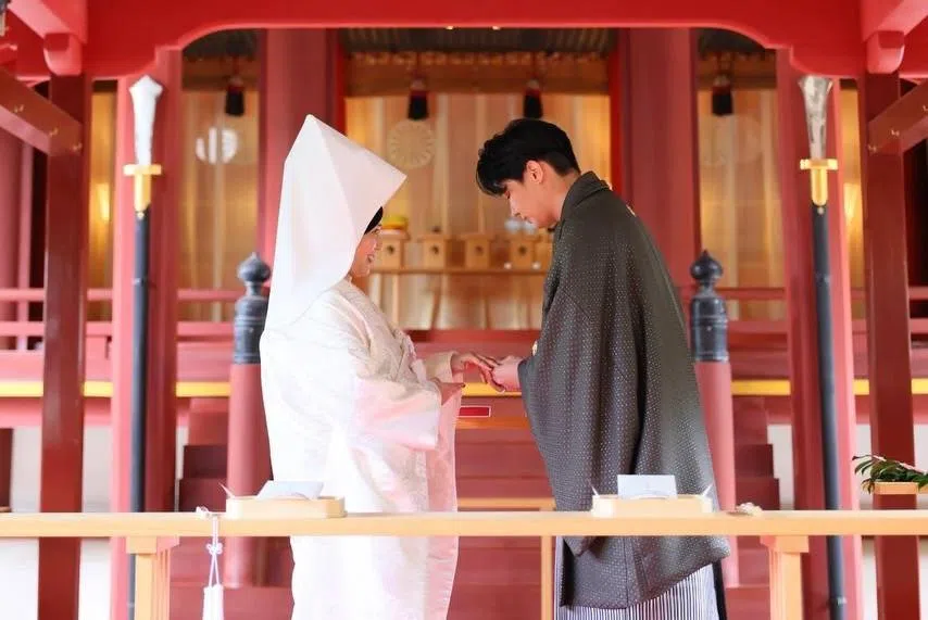 陈熙（右）和Mami夫妇在神社神坛前祈福。（取自陈熙IG）