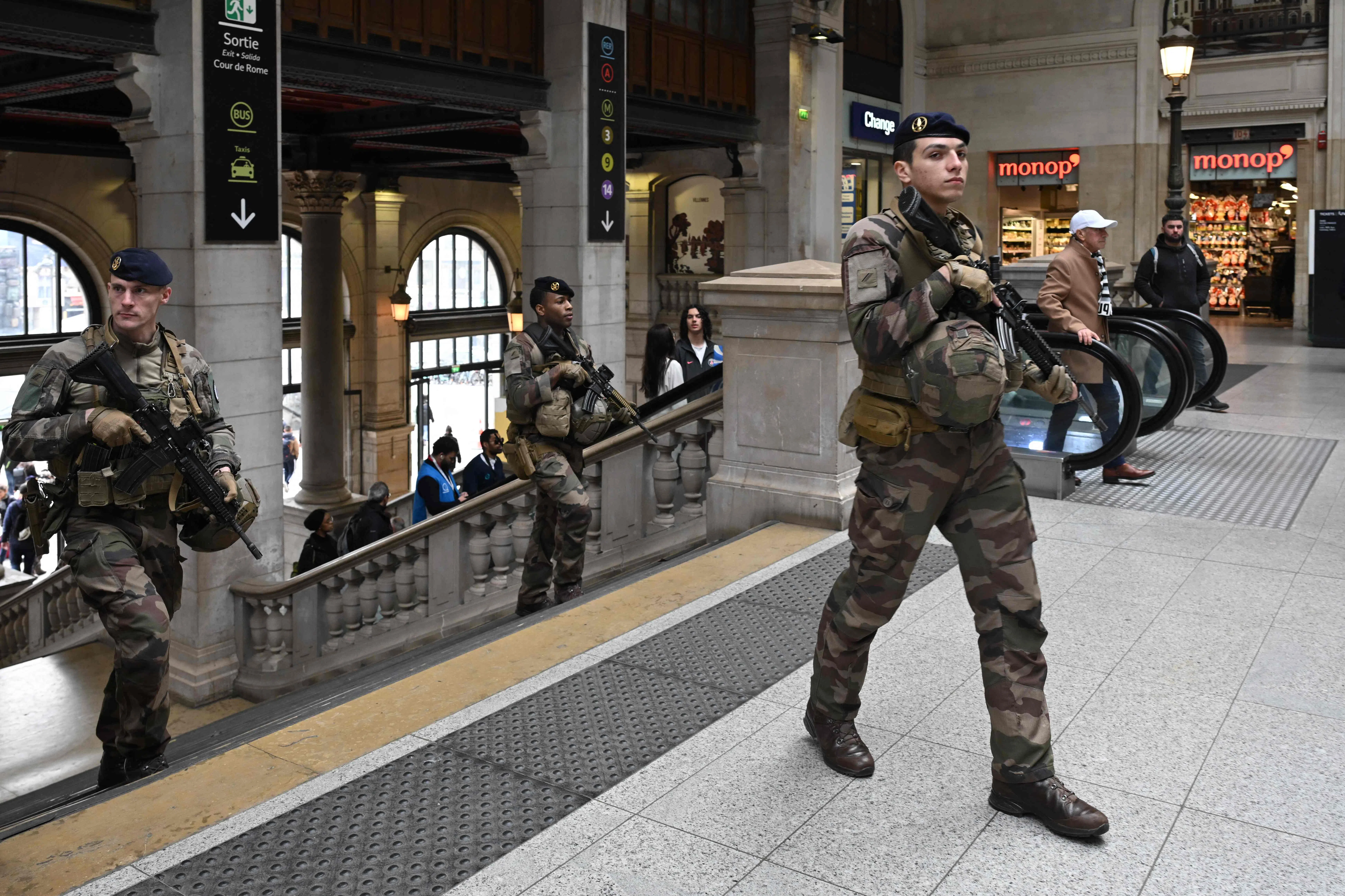 即将举办夏季奥运会的法国把反恐警戒提升至最高级别。图为法国安全部队士兵3月25日在巴黎圣拉扎尔火车站巡逻。（法新社）