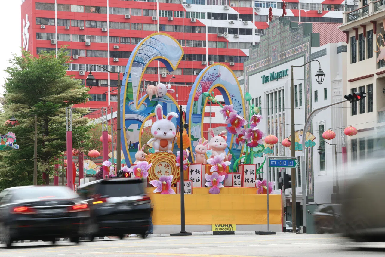 今年灯饰的主视觉高达八米，包括一组巨大数字“60”灯饰，以及环绕周围的玉兔、月饼、传统灯笼和胡姬花装饰，映衬新加坡的缤纷夜景。（郑一鸣摄）