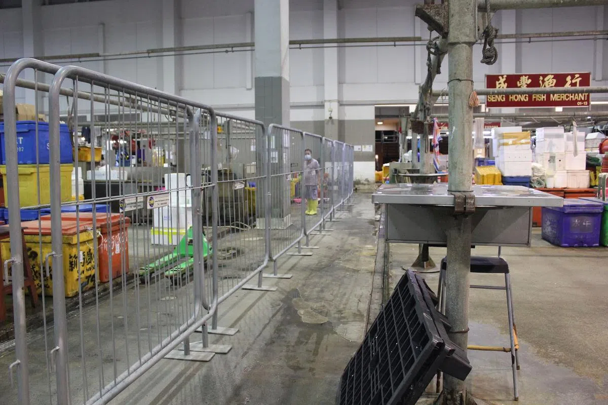 食品局会为所有在批发市场活动的人员进行分组，为各组划分不同的厕所、用餐和抽烟区，禁止各组之间互动。（新加坡食品局提供）