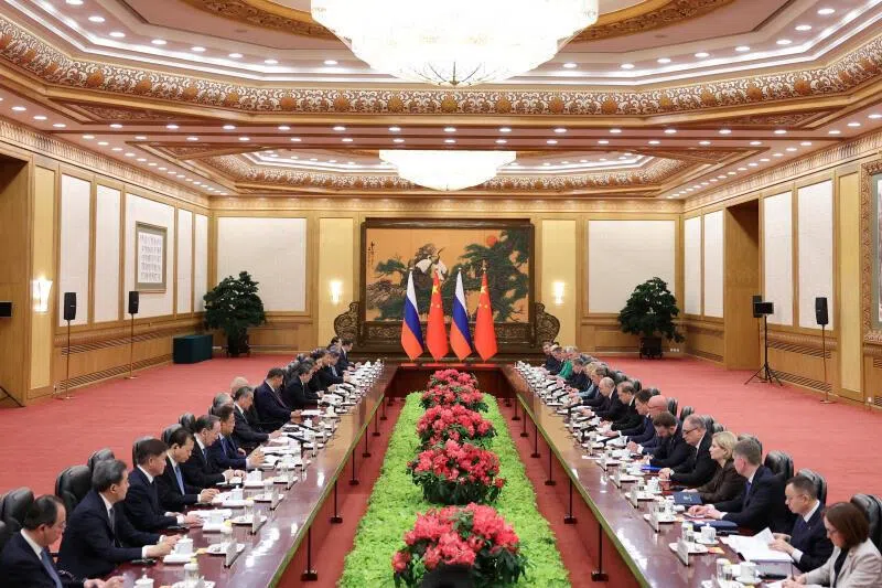 俄罗斯总统普京和中国国家主席习近平星期三（5月20日）在北京人民大会堂举行双边会晤。（路透社）