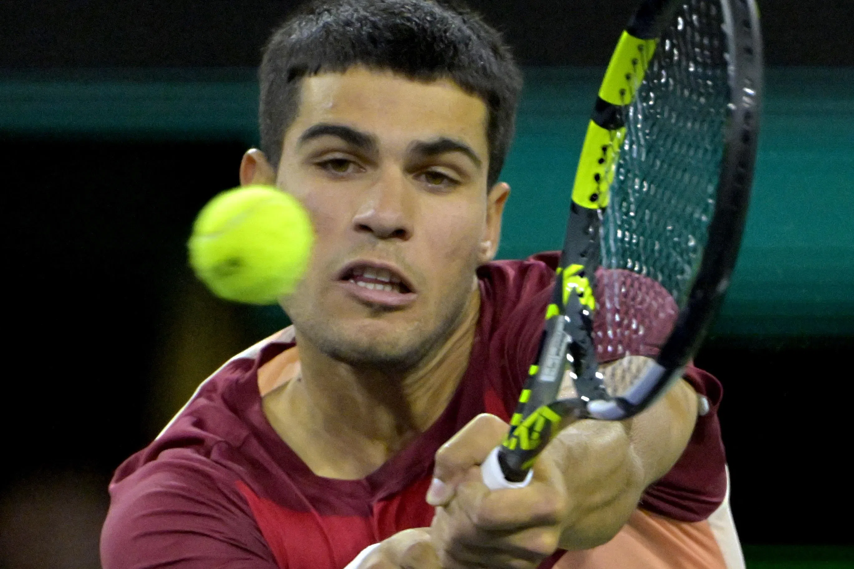 阿尔卡拉斯以两个6比1轻取对手，晋级复赛。（路透社）