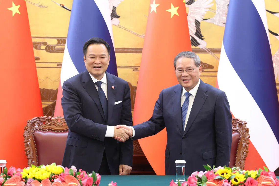 阿努廷（左）7月20日在北京与中国总理李强会谈，并参加李强所设的午宴，期间献唱经典华语歌曲《甜蜜蜜》。（中新社）
